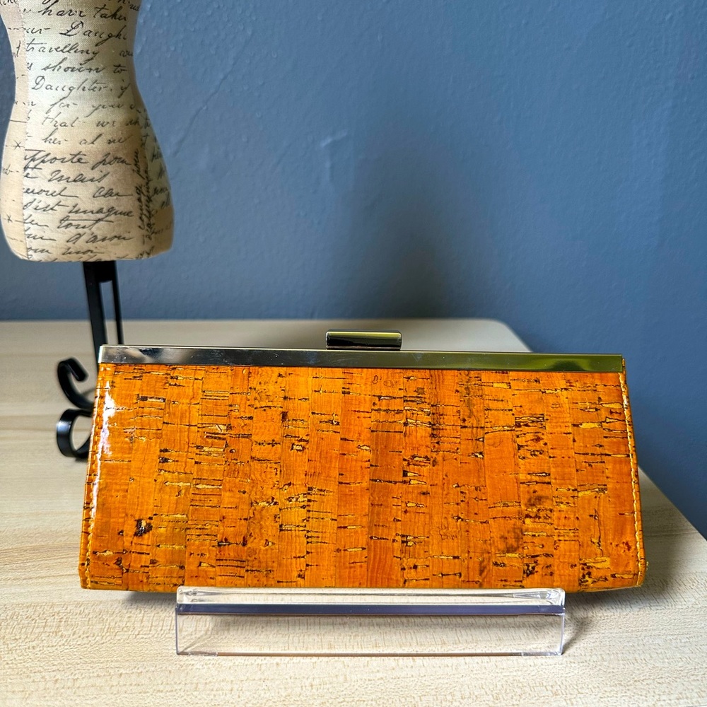 NWOT - THE MANY MOOD OF POPPIE JONES CORK CLUTCH BAG. - Picture 2 of 10